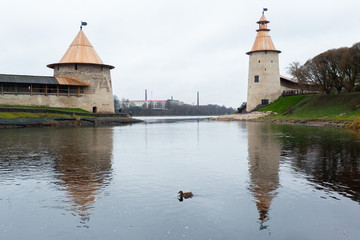Fototapeta na wymiar Pskov. Visokaya i Ploskaya bashni
