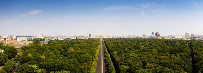 Tiergarten Berlin mit Blick auf den Fernsehturm und das Brandenburger Tor © Sebastian Grote