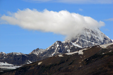 Fototapeta na wymiar Cloud on Peak Landscape