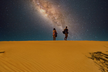 Fototapeta premium A man and a woman at the desert horizon.