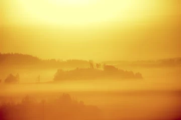 Abwaschbare Fototapete Nach Farbe Sonnenuntergang-Feld-Nebel-Landschaft. Nebeliger Waldfeld-Sonnenuntergang