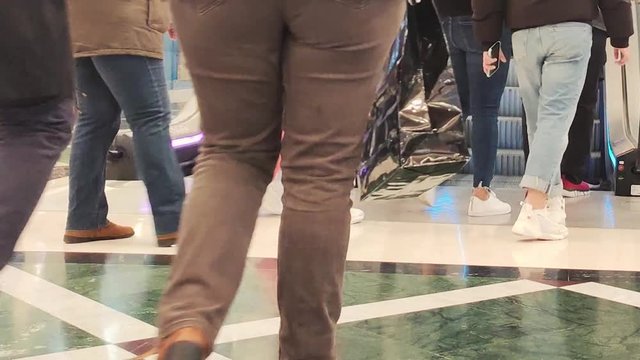 Captura a velocidad acelerada de gente subiendo y bajando por una escalera mec&aacute;nica