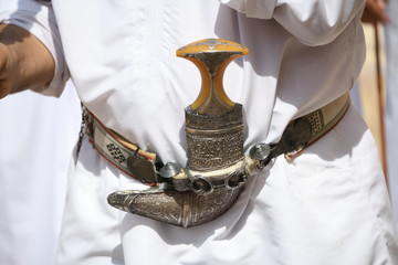 Khanjar Thawb Oman Krumdolch Dischdascha Gewand Tracht Dolch Gürtel Waffe Schmuck Sultanat Dolchschmied Staussymbol Scheide Griff Sultan Elfenbeingriff Metall omanische Tradition 