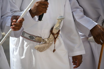 Oman Gewand Tracht Krumdolch Dolch Bekleidung weiß Schmuck Gürtel Sultan Thawb Dischdascha...