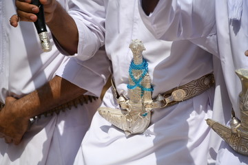 Krumdolch Oman Dolch Gürtel Khanjar Tracht Waffe Dolchschmied Griff Scheide Sultan Sultanat Schmuck Staussymbol omanische Tradition Zeremoniendolch Mann Männer Schmiedekunst Gewand Thawb Dischdascha 