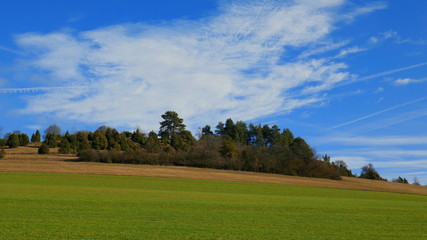 malerische Wolke am blauen Himmel über bewaldetem Berg im Schwarzwald