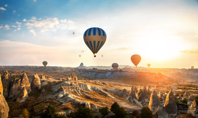 Heißluftballon fliegt über Kappadokien, Türkei