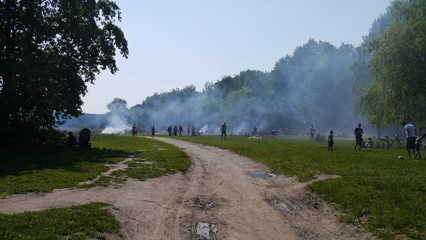  Polana grillowa w lesie z dużą ilością dymu z ognisk  © Marcin