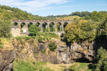 Fototapeta na wymiar La Cascade de Salins et le viaduc ferroviaire - Cantal