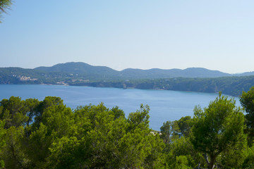 Obraz premium Platja es Figueral und Aguas Blancas, Ibiza, im Sommer