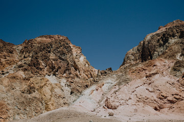 Fototapeta na wymiar La délicate roche dans la vallée de la mort en Californie