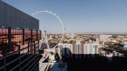 Rolgordijnen Vue sur la grande roue de Las Vegas et ses building  © lorabarra