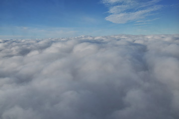 Nuages vus depuis le hublot d'un avion de ligne