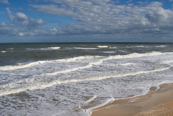Winterzeit in Florida an der Küste mit Wellen