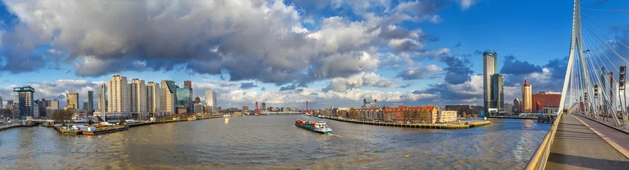 Wandaufkleber Stadtbild, Panorama, Banner - Blick von der Erasmusbrücke auf die Maas und die Stadt Rotterdam, Niederlande © rustamank