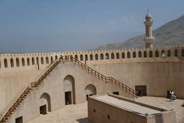 Die große historische Ferstung das Fort Nizwa liegt am Rande des Hadschar Gebirge in der...