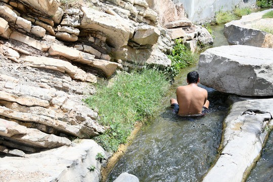 Der Bew&auml;sserungskanal des seit 2000 Jahren existierenden Wasserrversorgungssystem Falaj Al-Khatmeen Al-Dakhiliya in der Gegend, Bezirk von Nizwa, Oman. Er dient auch zum Waschen und der K&ouml;rperpflege. 