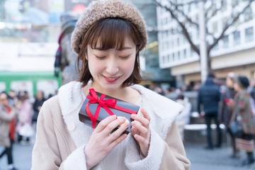 バレンタインのチョコを持つ女性　東京　渋谷