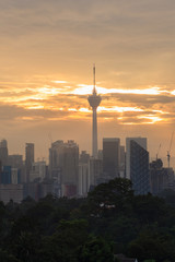 Obraz premium kuala lumpur city skyline during sunrise