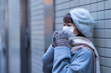 マスクの女性　冬服　風邪　インフルエンザ　寒い