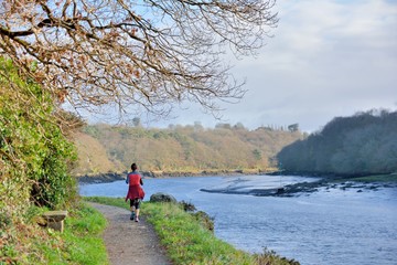 Fototapeta na wymiar Jogger along the river at Lannion in Brittany. France