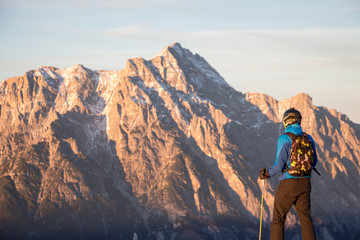 Obraz premium Lonely person portrait and Mountain Birnhorn Saalbach sunset view in the valley
