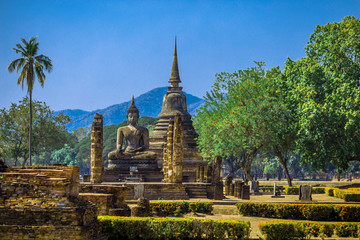 Obraz premium Background, the landmark of the Buddhist tourist attraction in Sukhothai Historical Park, tourists all over the world come to see the beauty always in Thailand.