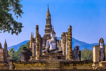 Obraz premium Background, the landmark of the Buddhist tourist attraction in Sukhothai Historical Park, tourists all over the world come to see the beauty always in Thailand.