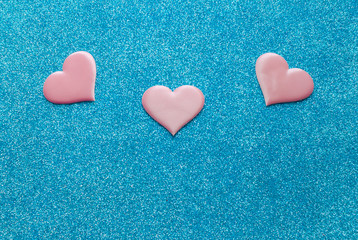 Obraz premium Valentines day pattern background flat lay pink hearts on a glittering classic blue background with copy space. love wedding romantic concept, minimal top view