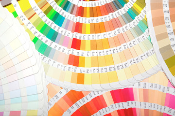 扇状に広げた沢山のカラーチャート。彩り、カラフル、デザイン、コーディネイト、イメージ