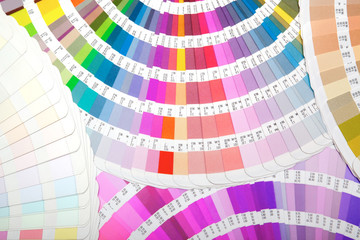 扇状に広げた沢山のカラーチャート。彩り、カラフル、デザイン、コーディネイト、イメージ