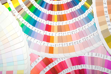 Obraz premium 扇状に広げた沢山のカラーチャート。彩り、カラフル、デザイン、コーディネイト、イメージ