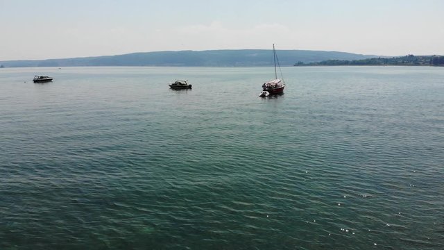 Schlauchboot Segelboot Motorboot auf einem See im Urlaub
