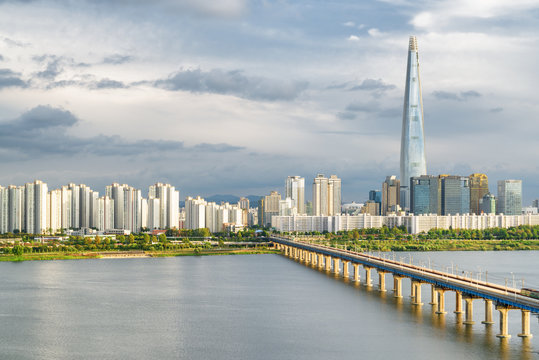 Wonderful view of Jamsil Railway Bridge over the Han River