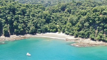 Vista aerea de la playa Limoncito en Punta Leona, Costa Rica