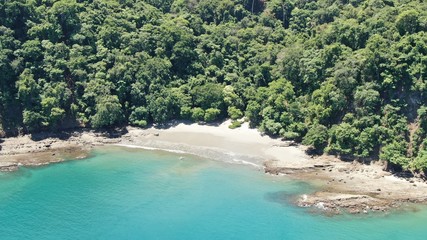 Vista aerea de la playa Limoncito en Punta Leona, Costa Rica