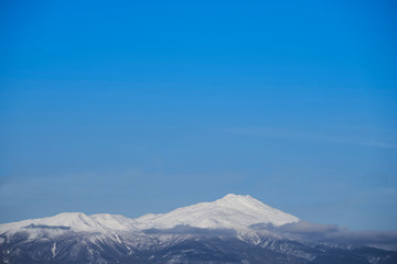 青空の雪山の頂上（ワイド）