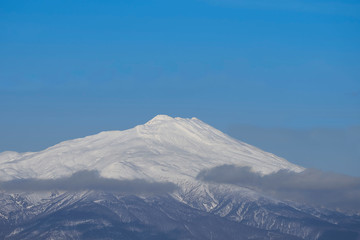 Fototapeta na wymiar 青空の雪山の頂上（アップ）