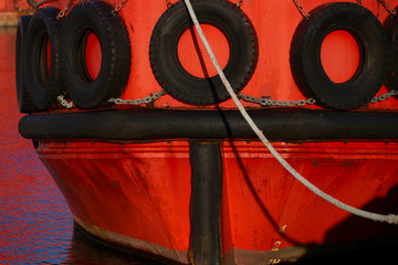 停泊中の赤い船にタイヤガード
