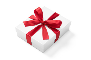 赤いリボンをかけた白いプレゼントボックス