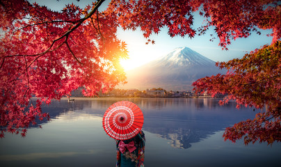 Kleurrijk herfstseizoen en berg Fuji met ochtendmist en rode bladeren aan het Kawaguchiko-meer is een van de beste plekken in Japan