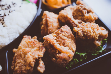日本の唐揚げ弁当 横