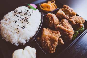 日本の唐揚げ弁当 横
