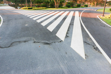 Obraz premium Crosswalk in the park To facilitate people