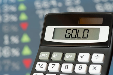 Taschenrechner und Preis für Gold