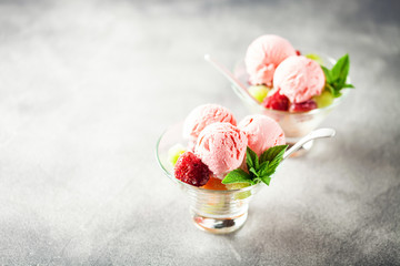Obraz na płótnie Canvas fruit salad and strawberry ice cream