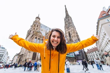 Crédence de cuisine en verre imprimé Vienne portrait de femme heureuse souriante devant l& 39 église cathédrale de vienne