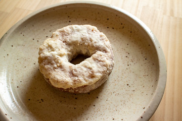 the sugar donuts on a ceramic plate