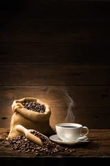 Zelfklevend Fotobehang Koffie Kopje koffie met rook en koffiebonen op oude houten achtergrond