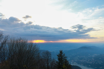 Bellissimo tramonto con vista sulle montagne e sul lago di como dalla cima del faro voltiano di brunate in Lombardia, viaggi e paesaggi 